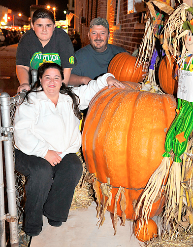 Family shows off homegrown 800-pound pumpkin