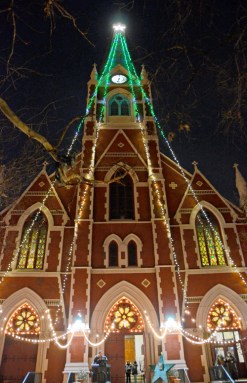 Starry night: Carroll Gardens church brightens up BQE commute