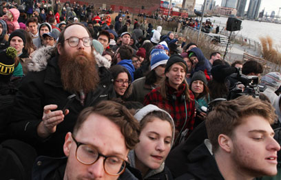 Hipsters give Sanders rock-star reception in Greenpoint