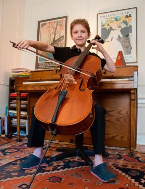 Bow wonder! Cello prodigy plays Red Hook show
