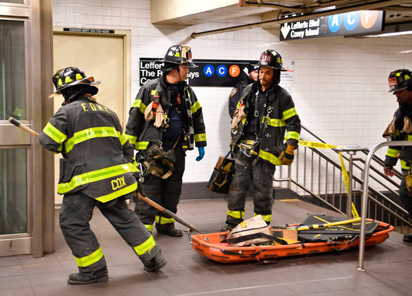 Cops: Man jumps into train arriving at Jay Street-MetroTech station, killing himself