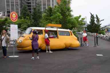 Mustard mobile: ‘Hot Dog Bus’ offers free franks