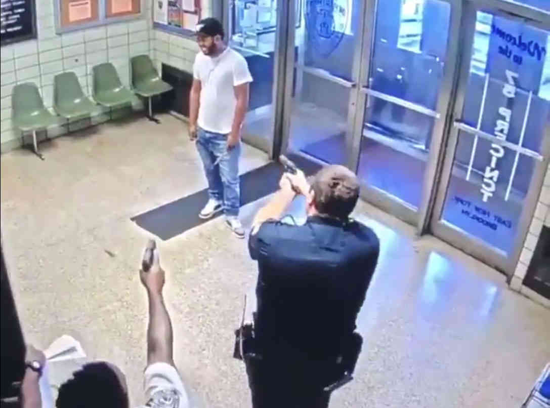 Knife-wielding man enters East New York police station begging for death: NYPD