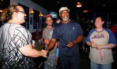 Flatlands residents gather at local watering hole to meet Mets legend Mookie Wilson