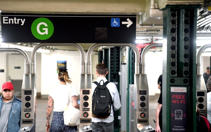 g train passengers entering at greenpoint avenue